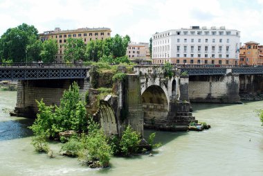  31 Mayıs 2014 tarihinde Roma şehir içinde Tiber Nehri'nin görünümü