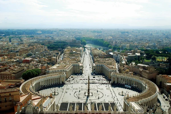 มุมมองทางอากาศของกรุงโรมจากหลังคาโบสถ์เซนต์ปีเตอร์ — ภาพถ่ายสต็อก