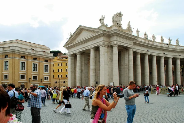 Saint Peter's Meydanı Vatikan'nda turistler — Stok fotoğraf