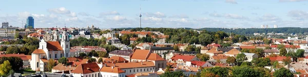 Vilnius stad Luchtfoto uitzicht vanaf de toren van de Universiteit van Vilnius — Stockfoto