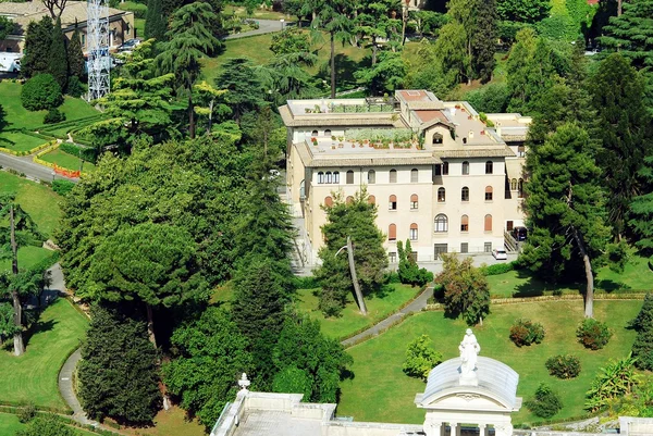 Vue aérienne de la ville de Rome depuis le toit de la basilique Saint-Pierre — Photo