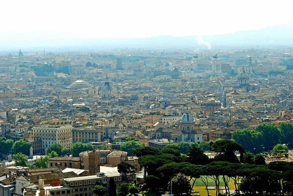 Vista aérea da cidade de Roma a partir do telhado da Basílica de São Pedro — Fotografia de Stock