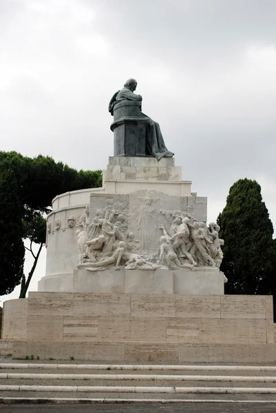 Sculptuur gewijd aan Mazzini in de oude stad op 31 mei 2014 — Stockfoto
