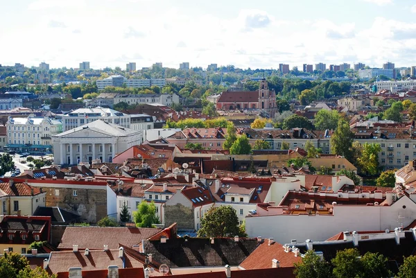 Vilnius stad Luchtfoto uitzicht vanaf de toren van de Universiteit van Vilnius — Stockfoto