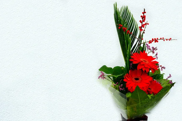 Strauß mit Gänseblümchen, roter Gerbera und Blättern — Stockfoto
