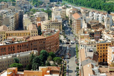 St Peter Bazilikası çatı üzerinden Roma şehrin havadan görünümü