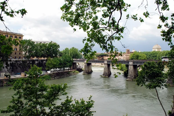 Uitzicht op de rivier Tiber in Rome stad op 31 mei 2014 — Stockfoto