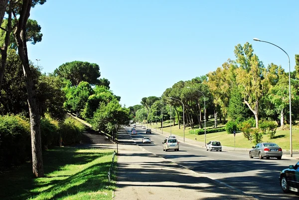 Rome miejskiego życia. Widok rzymskiej dzielnicy nowe miasto ulica na czerwiec 1, 2014 — Zdjęcie stockowe