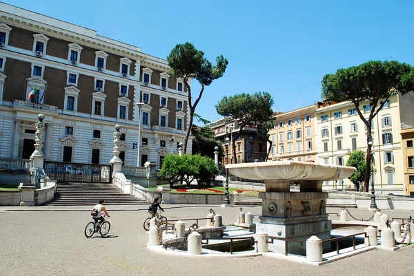 ローマの都市生活。2014 年 6 月 1 日にローマ市内の眺め — ストック写真