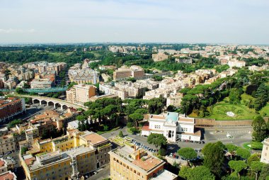 St Peter Bazilikası çatı üzerinden Roma şehrin havadan görünümü