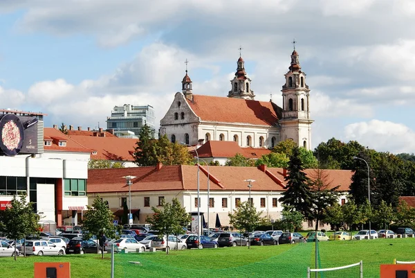 Wilno Archanioła Kościół na pokładzie rzeki wilii. Litwa. — Zdjęcie stockowe