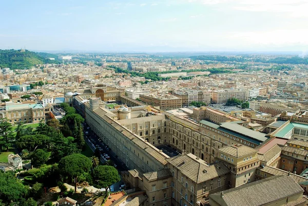 St Peter Bazilikası çatı üzerinden Roma şehrin havadan görünümü