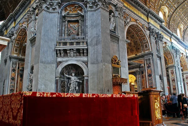 Inside view of Saint Peter's Basilica on May 31, 2014 — Stock Photo, Image