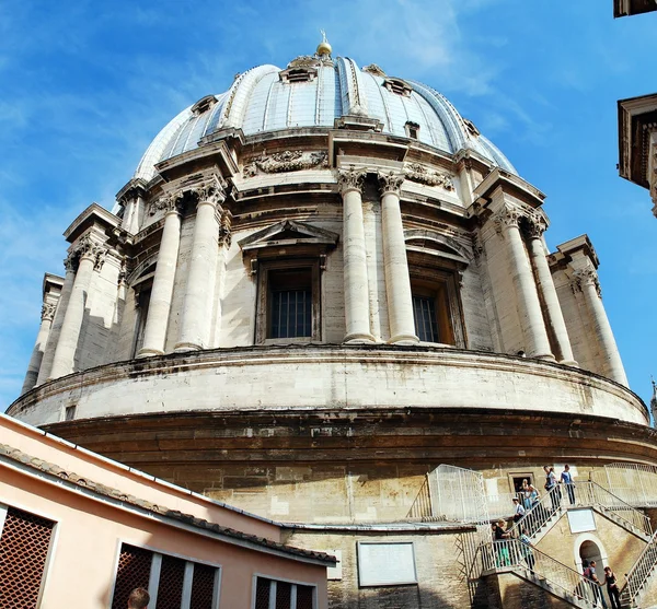 2014 年 5 月 31 日の聖ピエトロ大聖堂の屋根の上の表示 — ストック写真
