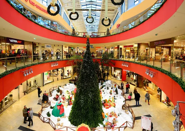Внутренний вид торгового центра "Вильнюс Озас" — стоковое фото