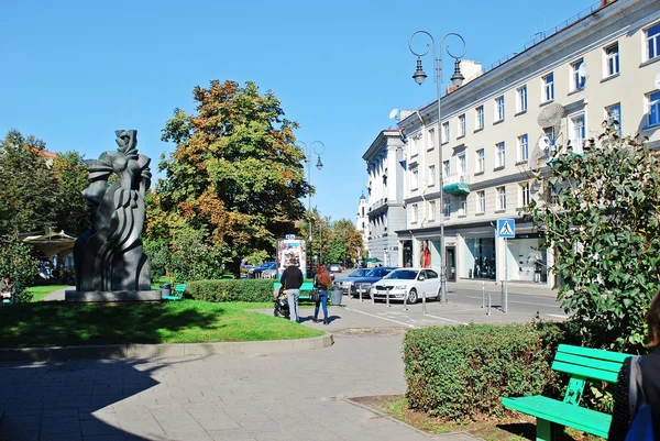 Vilna centro de la ciudad calle con coches y casas — Foto de Stock