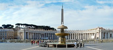 Saint Peter's Meydanı Vatikan'nda turistler