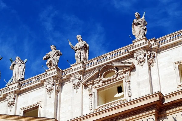 Skulpturerna på fasaden av Vatikanstaten verk — Stockfoto