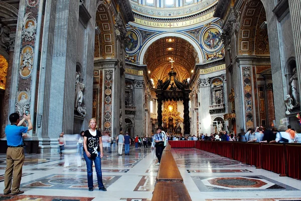 Vista interior de la Basílica de San Pedro el 31 de mayo de 2014 — Foto de Stock