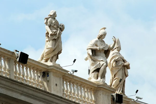 Szobrok a Vatikán művek homlokzat — Stock Fotó