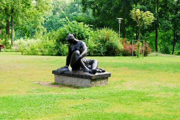 Kvinnan skulptur i en vacker Druskininkai stad — Stockfoto