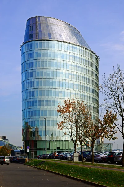 Vilnius Stadtstraße, Autos und Wolkenkratzer Blick — Stockfoto