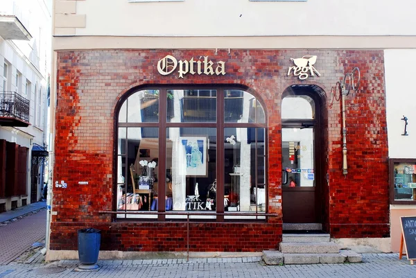 Старая улица Вильнюса с магазином Optika — стоковое фото