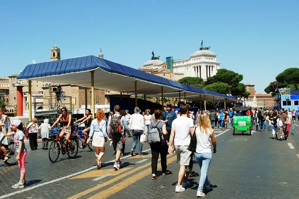 ローマの都市生活。2014 年 6 月 1 日にローマ市内の眺め — ストック写真