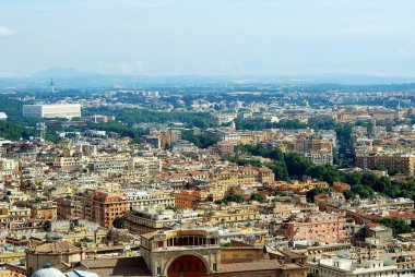 St Peter Bazilikası çatı üzerinden Roma şehrin havadan görünümü