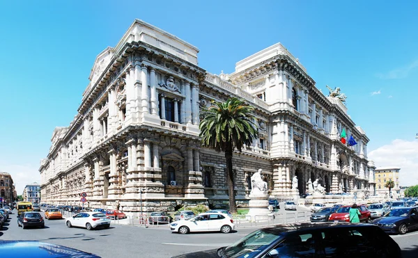 Архитектурный вид Дворца правосудия Рима 30 мая 2014 года — стоковое фото