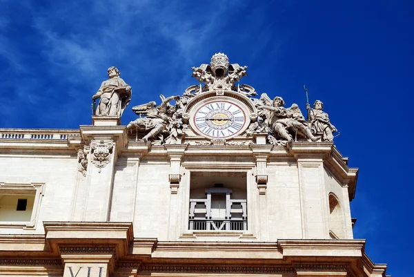 Esculturas e relógio na fachada das obras da cidade do Vaticano — Fotografia de Stock