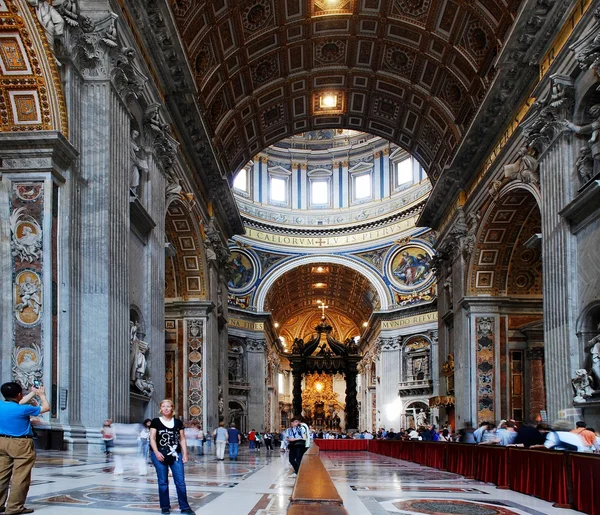 Vista interior de la Basílica de San Pedro el 31 de mayo de 2014 — Foto de Stock