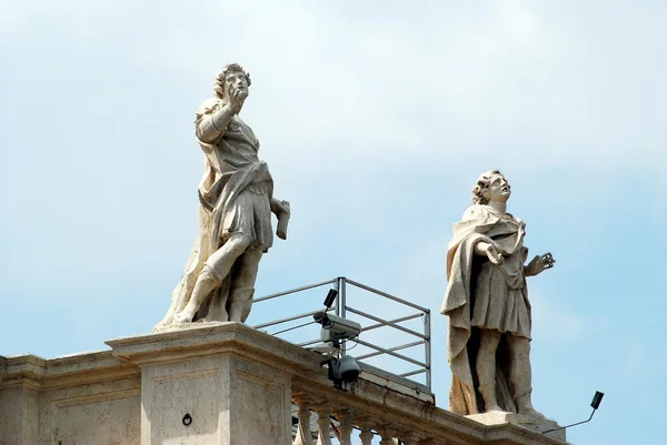 Skulpturen an der Fassade der vatikanischen Stadtwerke — Stockfoto