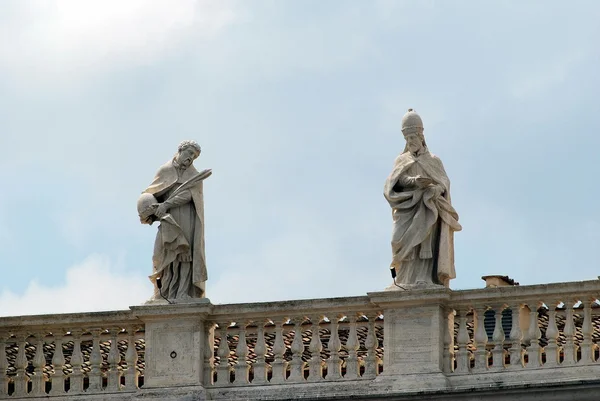 Esculturas na fachada das obras da cidade do Vaticano — Fotografia de Stock