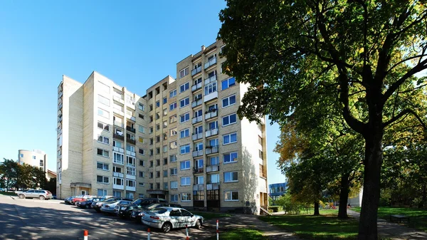 Autos y casas residenciales en el distrito de Zverynas — Foto de Stock