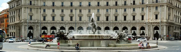 2014 년 6 월 1 일에 로마 시 피아 자 델라 Reppublica의 보기 — 스톡 사진