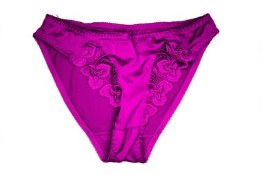 Beyaz arka plan üzerinde pembe külot yakın çekim.