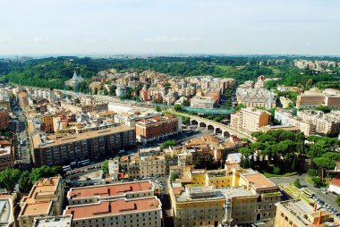 St Peter Bazilikası çatı üzerinden Roma şehrin havadan görünümü