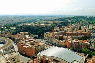 St Peter Bazilikası çatı üzerinden Roma şehrin havadan görünümü