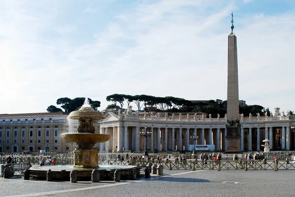 Turistas en la Plaza de San Pedro en la ciudad del Vaticano —  Fotos de Stock