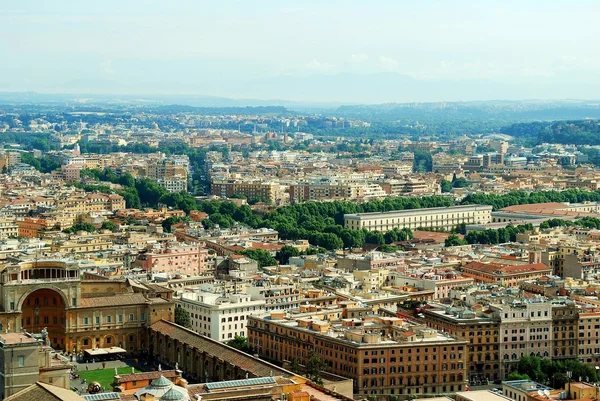 Luchtfoto van Rome stad van St Peter Basilica dak — Stockfoto