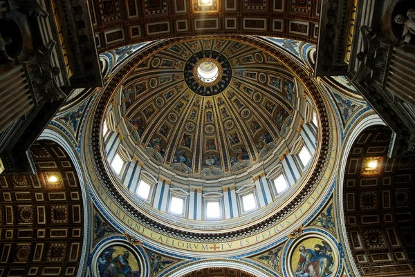 Vista interior de la Basílica de San Pedro el 31 de mayo de 2014 — Foto de Stock