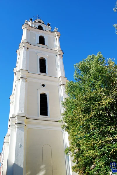 Vilnius universiteit kerk Belfort tegen blauwe lucht uitzicht — Stockfoto
