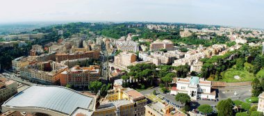 St Peter Bazilikası çatı üzerinden Roma şehrin havadan görünümü