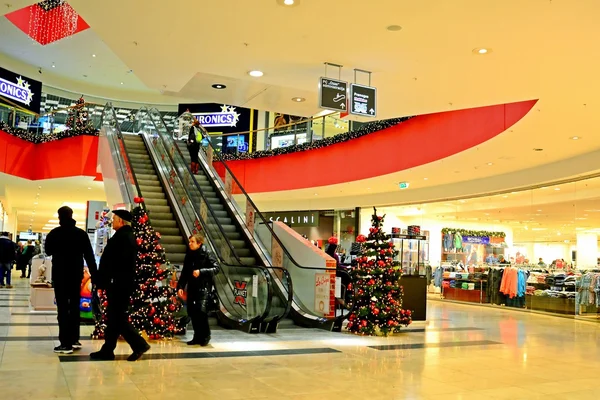 Внутренний вид торгового центра "Вильнюс Озас" — стоковое фото