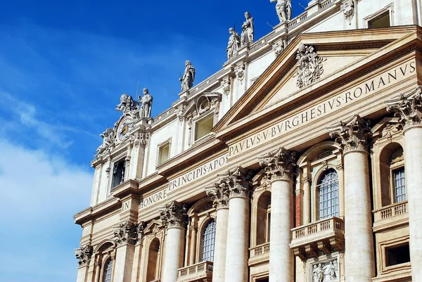 Sculptures on the facade of Vatican city works — Stock Photo, Image