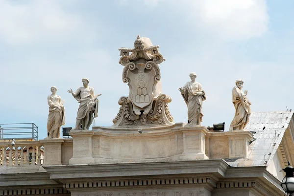 Sculptures sur la façade des œuvres de la Cité du Vatican — Photo