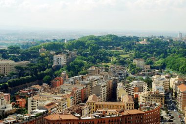 St Peter Bazilikası çatı üzerinden Roma şehrin havadan görünümü