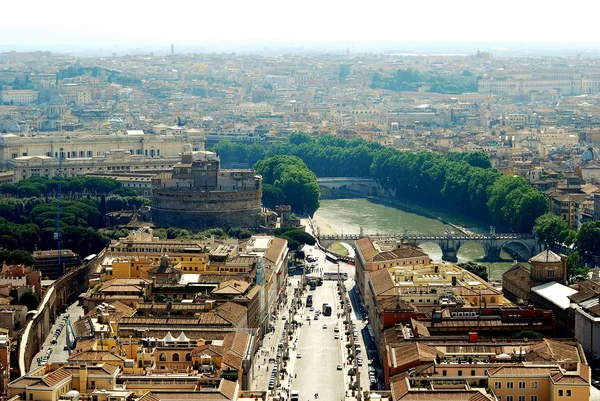 Vista aérea de la ciudad de Roma desde el techo de la Basílica de San Pedro —  Fotos de Stock