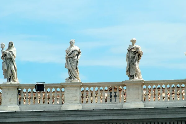 Sculptures sur la façade des œuvres de la Cité du Vatican — Photo